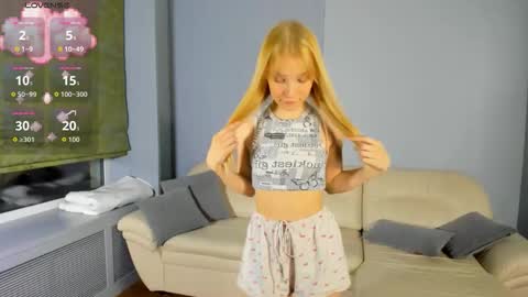 Snapshot of 18kira18 chatting on 10.03.25 Kira online show from 10.03.25