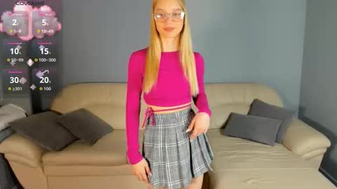 Snapshot of 18kira18 chatting on 11.05.25 Kira online show from 11.05.25