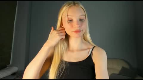 Snapshot of 18kira18 chatting on 12.04.25 Kira online show from 12.04.25