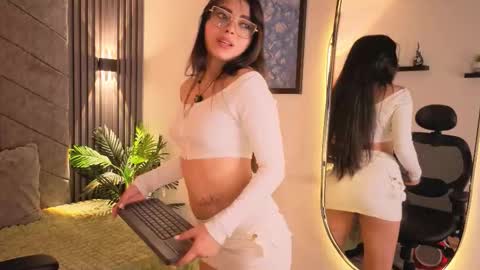 Snapshot of 1anya chatting on 11.28.25 anya online show from 11.28.25