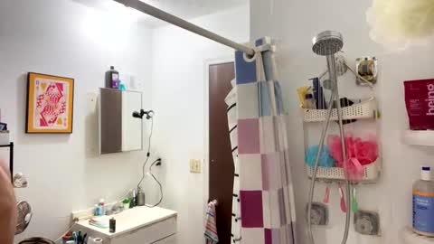 Snapshot of 21yearsy0ung9icheshung chatting on 12.04.25 AlecurClit online show from 12.04.25