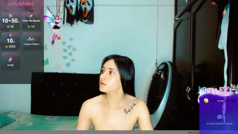 Snapshot of 2girls__dream chatting on 12.17.24 samantha sharon online show from 12.17.24