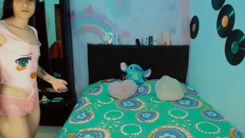 Snapshot of 2girls__dream chatting on 11.06.25 samantha sharon online show from 11.06.25