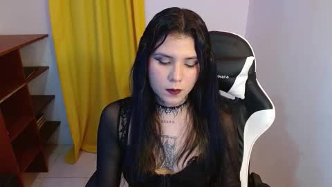 Snapshot of 3rika_gomez chatting on 11.02.25 erika online show from 11.02.25