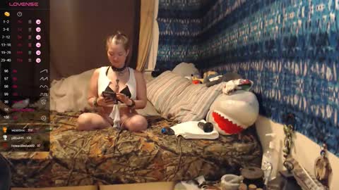 Snapshot of 420stonerchick chatting on 03.25.26 420stonerchick online show from 03.25.26