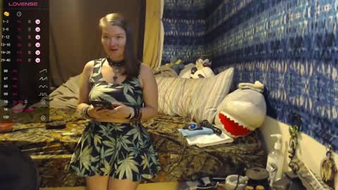 Snapshot of 420stonerchick chatting on 04.21.26 420stonerchick online show from 04.21.26