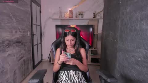 Snapshot of _agathaargent chatting on 11.19.25 Agatha online show from 11.19.25