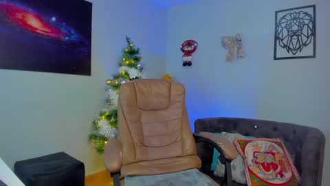 Snapshot of _alicelewis chatting on 12.21.24 Alice online show from 12.21.24