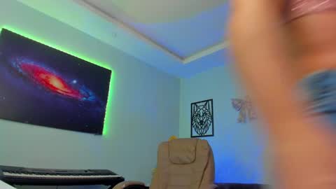 Snapshot of _alicelewis chatting on 01.04.25 Alice online show from 01.04.25