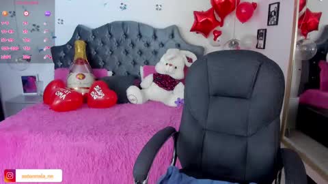 Snapshot of _antonnela_ chatting on 02.19.25 antonnela online show from 02.19.25