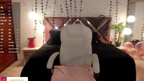 Snapshot of _antonnela_ chatting on 10.31.25 antonnela online show from 10.31.25