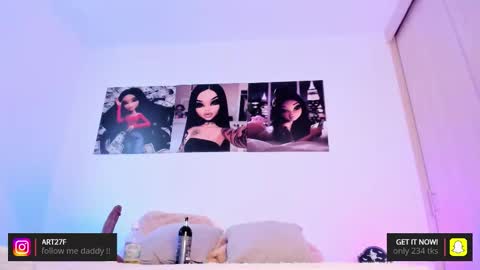 Snapshot of _ariana_lopez_ chatting on 10.23.25 Ariana online show from 10.23.25