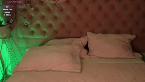 Snapshot of _artemish__ chatting on 10.06.25 online show from 10.06.25