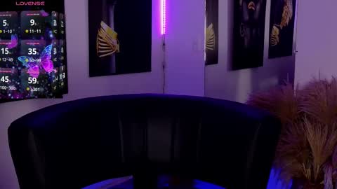 Snapshot of _brenna_hanson_ chatting on 11.12.25 Brenna online show from 11.12.25