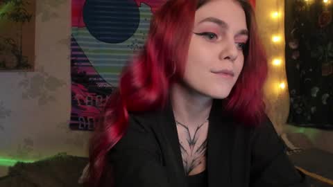 Snapshot of _caroline_coy chatting on 01.05.25 Caroline online show from 01.05.25