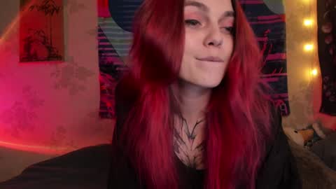 Snapshot of _caroline_coy chatting on 01.05.25 Caroline online show from 01.05.25