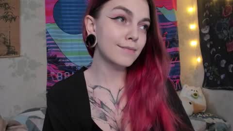 Snapshot of _caroline_coy chatting on 03.07.25 Caroline online show from 03.07.25