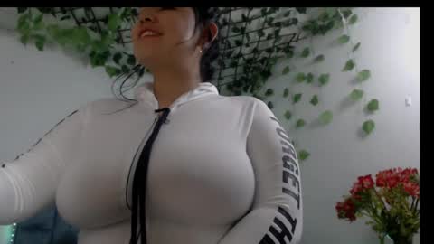 Snapshot of _donniia_ chatting on 03.08.25 Dannia online show from 03.08.25