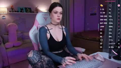 Snapshot of _ellis_moon_ chatting on 10.12.25 Lisa im in sick leave bcs of biopsy. hope i will back soon online show from 10.12.25