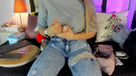 Isabella online show from 12.22.25