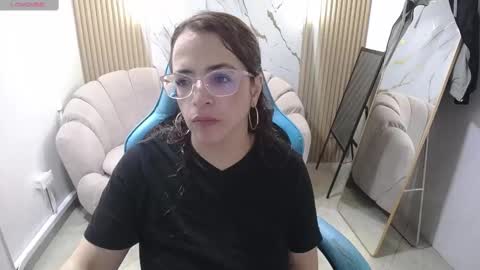 Snapshot of _evoni_b chatting on 10.05.25 evoni online show from 10.05.25