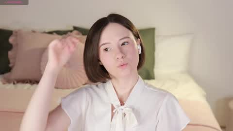 Essie  online show from 03.07.25