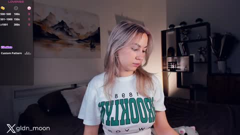 Snapshot of _golden_moon_ chatting on 01.11.25 Rina online show from 01.11.25