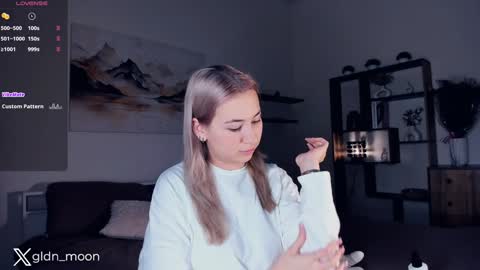 Snapshot of _golden_moon_ chatting on 01.11.25 Rina online show from 01.11.25