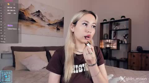 Snapshot of _golden_moon_ chatting on 09.19.25 Rina online show from 09.19.25