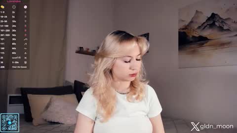 Snapshot of _golden_moon_ chatting on 11.15.25 Rina online show from 11.15.25