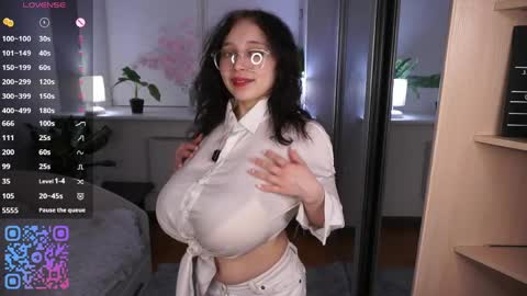 Snapshot of _inner_glow_ chatting on 04.06.26 Emily online show from 04.06.26