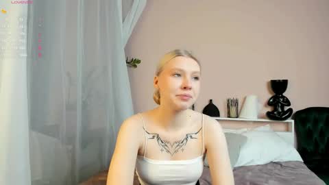 Snapshot of _innocent_soul_ chatting on 11.23.25 Daisy online show from 11.23.25