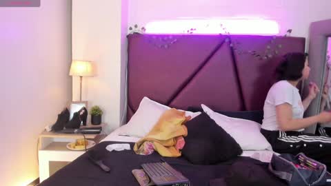 Snapshot of _isabella_2 chatting on 12.17.24 Isa online show from 12.17.24