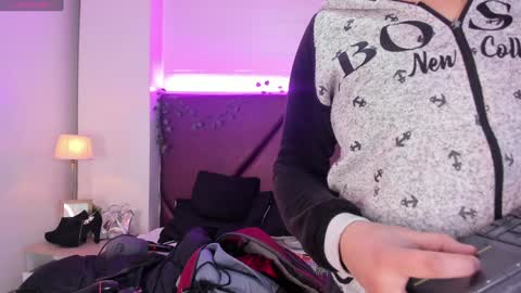 Snapshot of _isabella_2 chatting on 12.30.24 Isa online show from 12.30.24