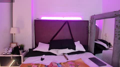 Snapshot of _isabella_2 chatting on 02.24.25 Isa online show from 02.24.25