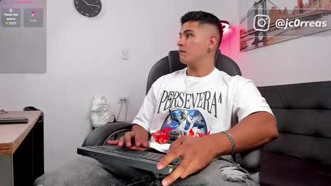 Snapshot of _juanes__ chatting on 10.15.25 _juanes__ online show from 10.15.25