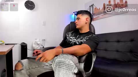 Snapshot of _juanes__ chatting on 10.27.25 _juanes__ online show from 10.27.25