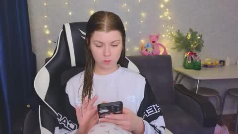 Molly   Emily online show from 01.05.26