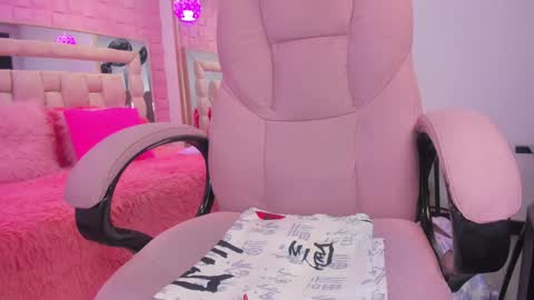 Snapshot of _laaura_ chatting on 03.02.25 Laura online show from 03.02.25