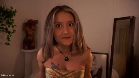 Snapshot of _lady_di chatting on 10.10.25 Not on OF Some stuff for sale online show from 10.10.25