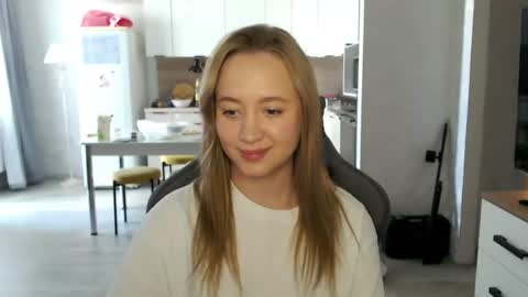 Snapshot of _lalune_ chatting on 06.18.26 _lalune_ online show from 06.18.26