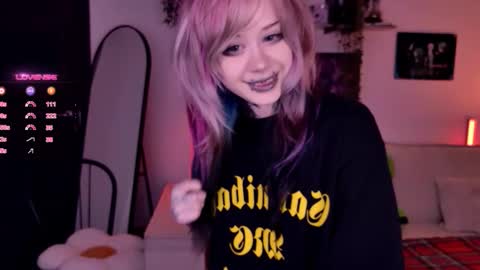 Snapshot of _lollyshy_ chatting on 11.18.25 Lolly online show from 11.18.25