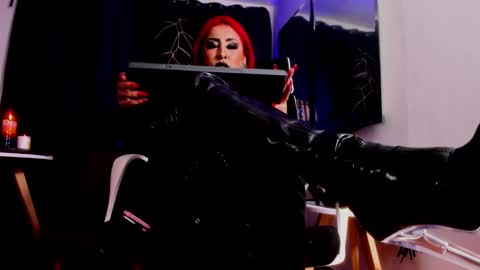 MISS LUNA online show from 09.12.25