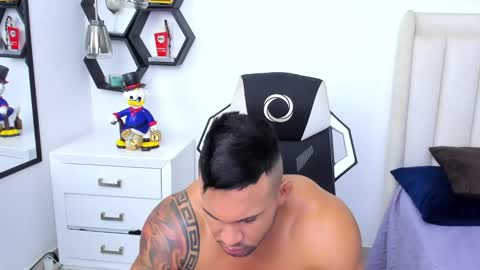 Snapshot of _matthew_santos_ chatting on 02.05.25 _matthew_santos_ online show from 02.05.25