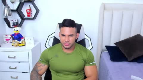 Snapshot of _matthew_santos_ chatting on 02.08.25 _matthew_santos_ online show from 02.08.25