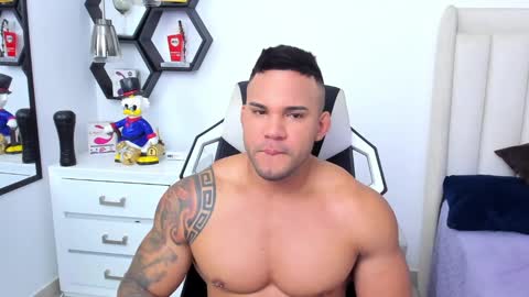 Snapshot of _matthew_santos_ chatting on 02.09.25 _matthew_santos_ online show from 02.09.25