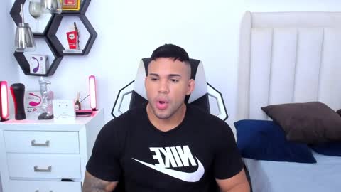 Snapshot of _matthew_santos_ chatting on 03.11.25 _matthew_santos_ online show from 03.11.25