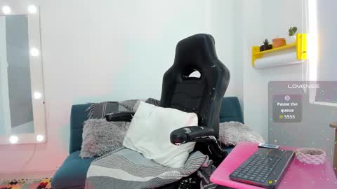 Snapshot of _megganjobs chatting on 11.25.25 Juli online show from 11.25.25