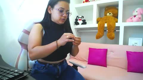 Snapshot of _miaaleon chatting on 01.11.25 Mia online show from 01.11.25