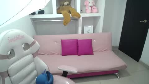 Snapshot of _miaaleon chatting on 01.18.25 Mia online show from 01.18.25